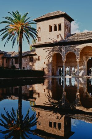 granada-global-golden-visas-girl-with-red-hat